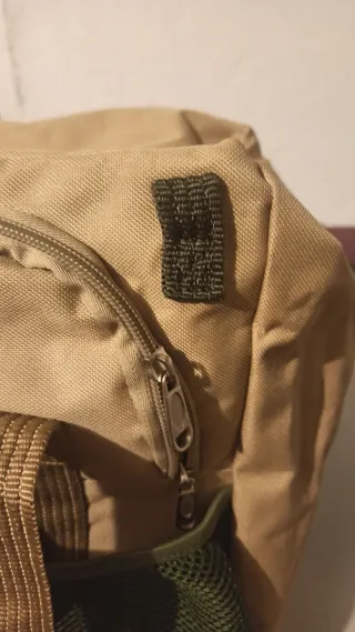 Bolsa de viaje beige y verde