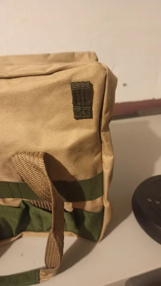 Bolsa de viaje beige y verde
