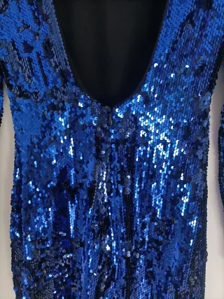 Vestido justo e curto de noite azul de lantejoulas