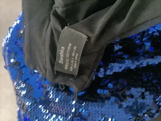 Vestido justo e curto de noite azul de lantejoulas