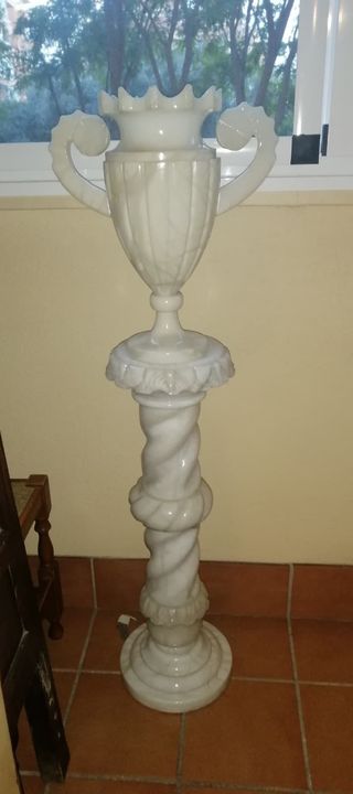 Columna y Jarrón de Mármol Blanco