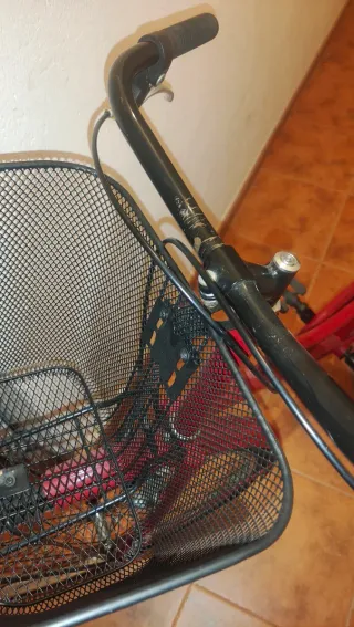 Bicicleta roja retro con cesta y regalo patines