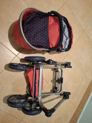 Carrito de bebé de juguete con lunares
