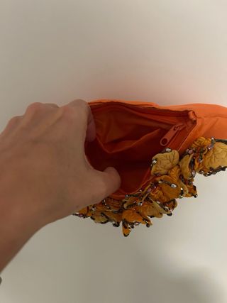 Collar y bolso de mano naranjas