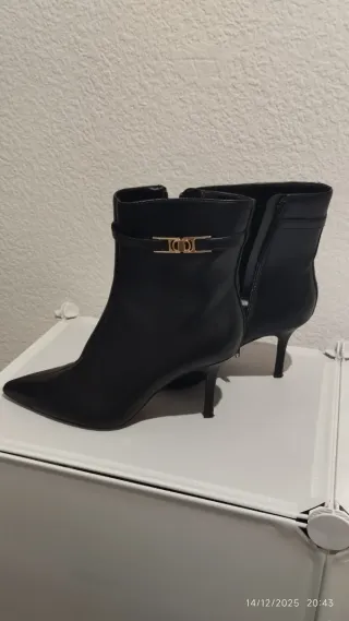 Botines negros tacón aguja hebilla dorada