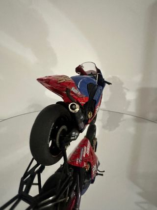 Yamaha YZR-M1 Marco Melandri 2004 + fascículo