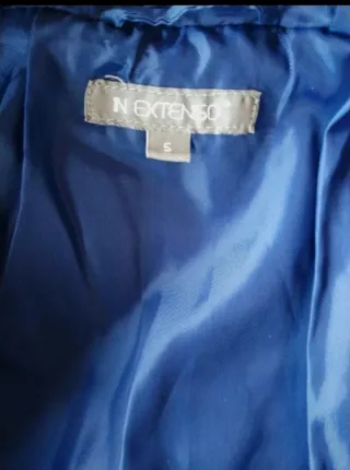 Chaqueta anorac azul con capucha.