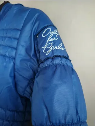 Chaqueta anorac azul con capucha.