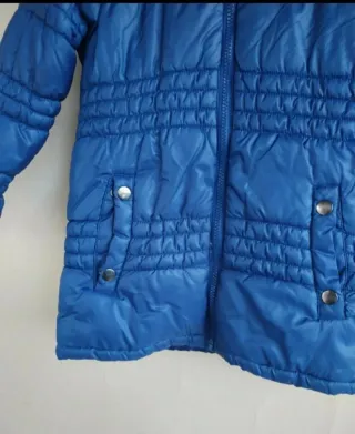 Chaqueta anorac azul con capucha.