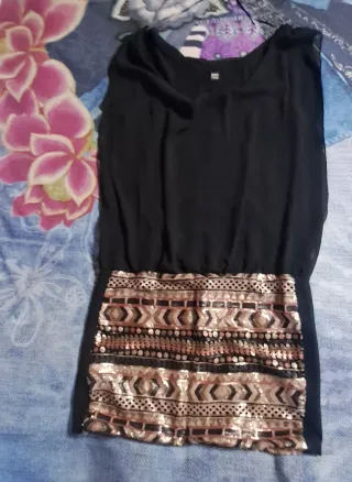 Vestido Pinkie negro con detalles dorados