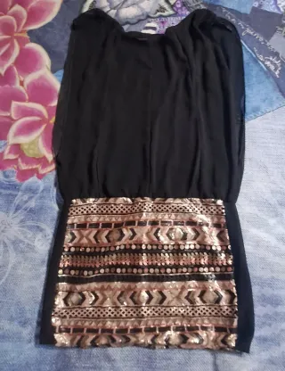 Vestido Pinkie negro con detalles dorados