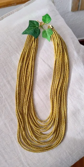 Collar de Abalorios Dorados