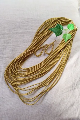 Collar de Abalorios Dorados