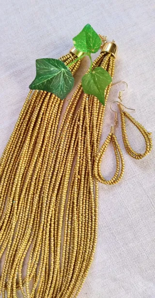 Collar de Abalorios Dorados