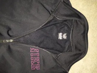 Chaqueta deportiva Nike negra y rosa