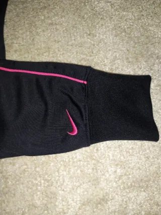 Chaqueta deportiva Nike negra y rosa