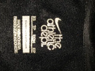 Chaqueta deportiva Nike negra y rosa