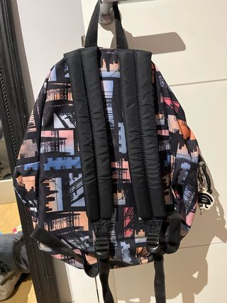 Mochila Eastpak estampado urbano