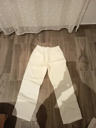 Pantalones deportivos blancos y negros.