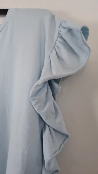 Camiseta azul con volantes