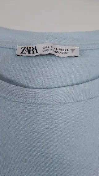 Camiseta azul con volantes