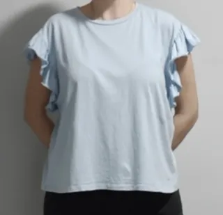 Camiseta azul con volantes