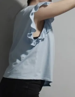 Camiseta azul con volantes