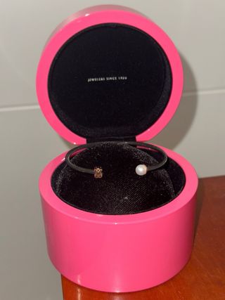 Pulsera dorada con perla y caja rosa
