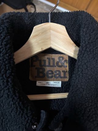 Chaqueta vaquera Pull&Bear negra con pelo