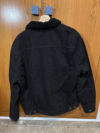 Chaqueta vaquera Pull&Bear negra con pelo