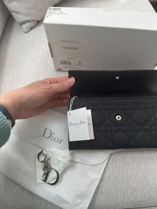 •	“Auténtico, no boutique Dior, distribución Pana