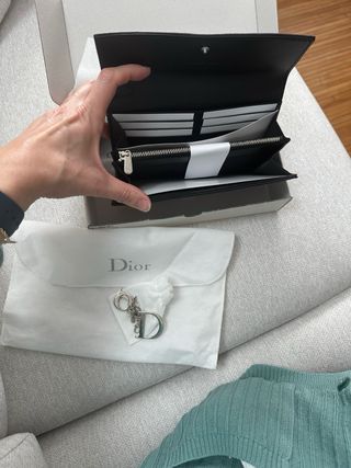 •	“Auténtico, no boutique Dior, distribución Pana