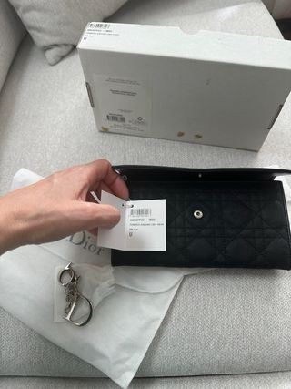 •	“Auténtico, no boutique Dior, distribución Pana