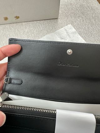 •	“Auténtico, no boutique Dior, distribución Pana