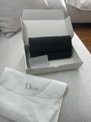 •	“Auténtico, no boutique Dior, distribución Pana