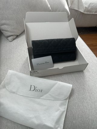 •	“Auténtico, no boutique Dior, distribución Pana