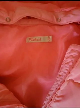 Abrigo anorak rosa con capucha.