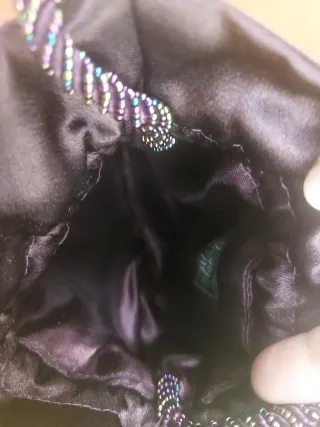 Bolso de fiesta con pedrería.