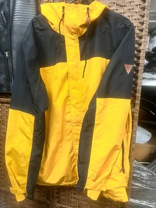 Chaqueta cortavientos negra y amarilla