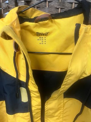 Chaqueta cortavientos negra y amarilla