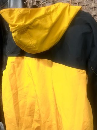 Chaqueta cortavientos negra y amarilla