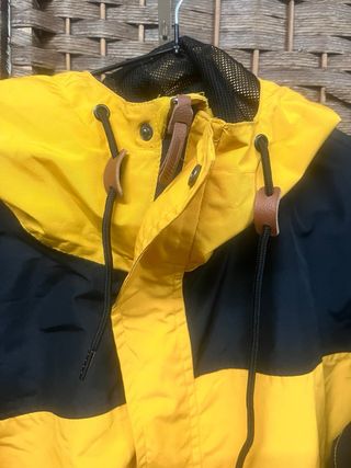 Chaqueta cortavientos negra y amarilla