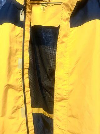 Chaqueta cortavientos negra y amarilla