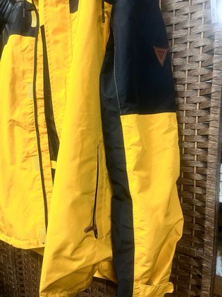 Chaqueta cortavientos negra y amarilla