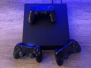 PS4 Slim Nera con 3 Controller e Giochi