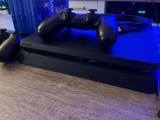 PS4 Slim Nera con 3 Controller e Giochi