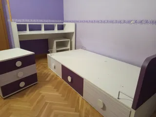 Habitación juvenil morado y blanco