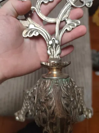 Pezzo di candelabro in metallo dorato e argentato