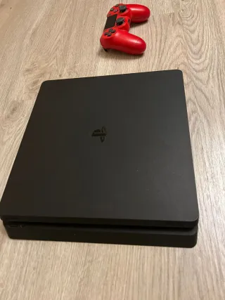 PS4 (Playstation 4) Nera + 4 Giochi + Un controller