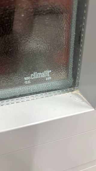 Ventana abatible de aluminio de 52 x 93,7 cm